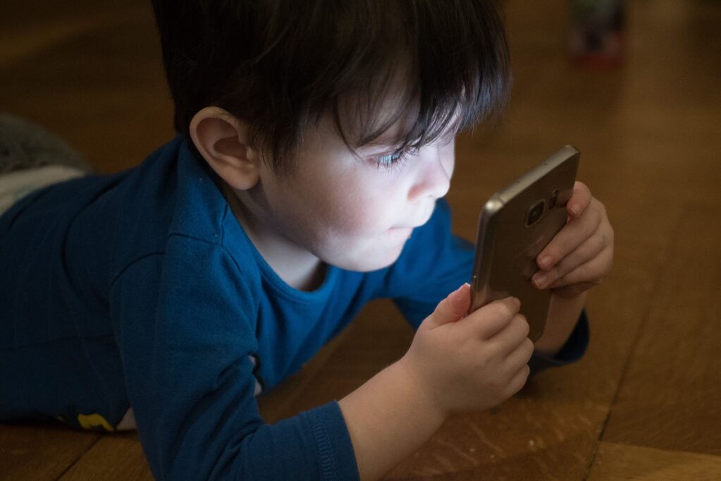 La ce vârstă un copil ar trebui să primească primul smartphone?