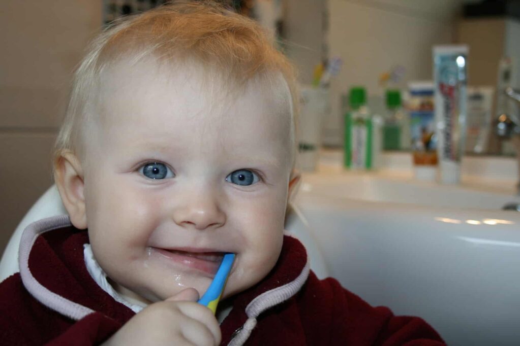 Cum să-ți înveți copilul să utilizeze periuța de dinți