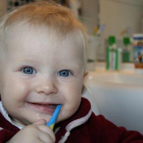 Cum să-ți înveți copilul să utilizeze periuța de dinți