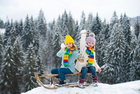 Cum alegem haine și încălțăminte de iarnă pentru copii?